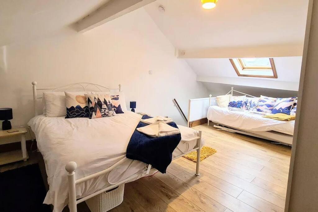 2 Bedroom Victorian Canal Side Terrace House. Hebden Bridge Exterior foto