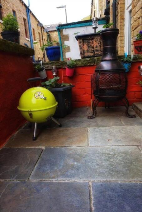 2 Bedroom Victorian Canal Side Terrace House. Hebden Bridge Exterior foto